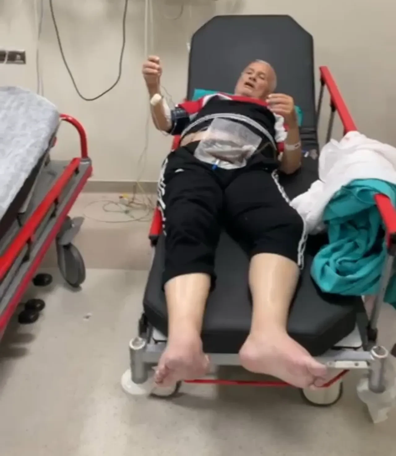 Yaşlı adamı 5 gün boyunca kırık sedyede beklettiler! Durumu kritik 