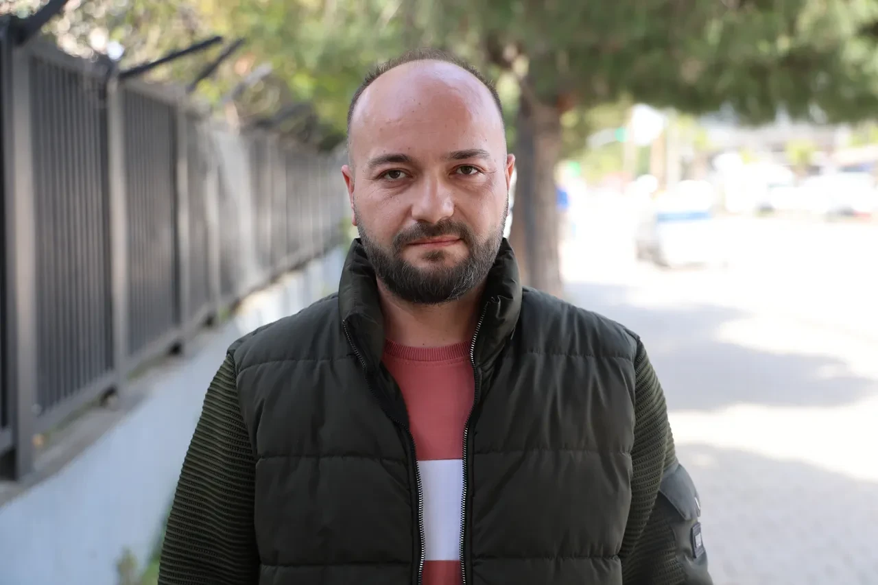 Yaşlı adamı 5 gün boyunca kırık sedyede beklettiler! Durumu kritik 