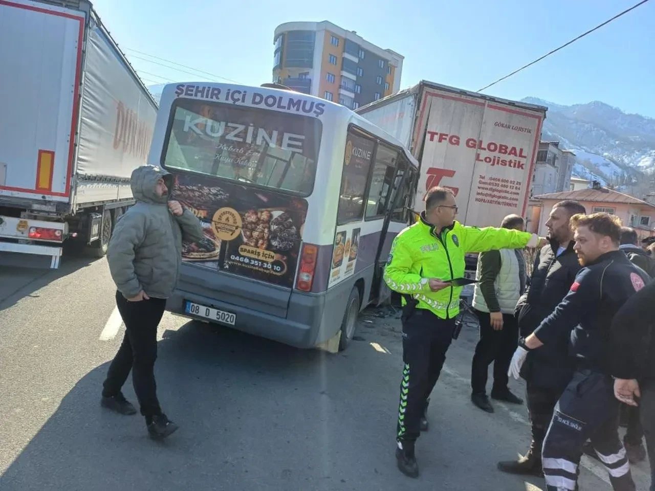 Yolcu dolu minibüs tıra çarptı: Çok sayıda yaralı var