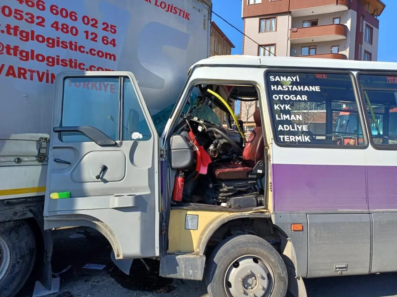 Yolcu dolu minibüs tıra çarptı: Çok sayıda yaralı var