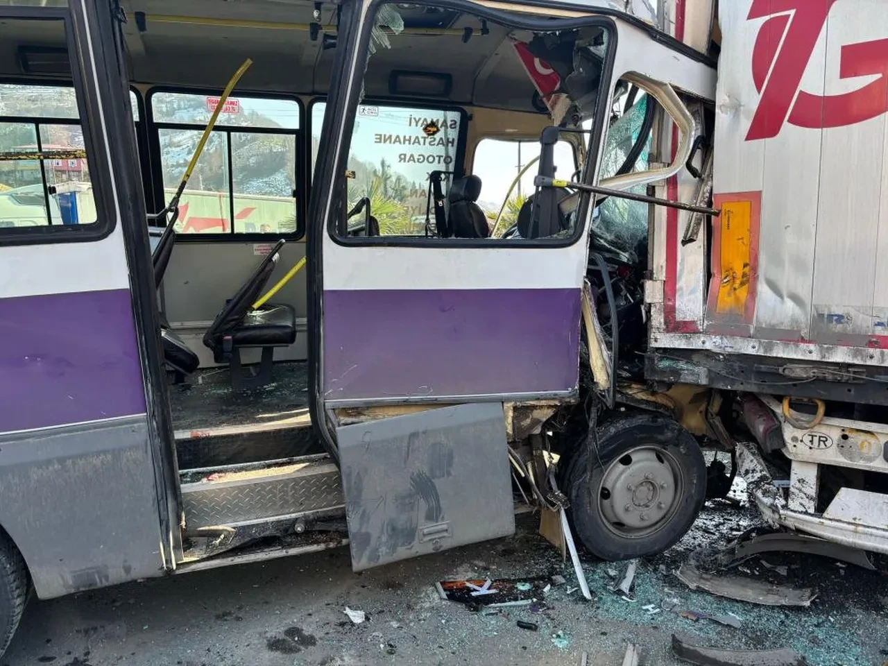 Yolcu dolu minibüs tıra çarptı: Çok sayıda yaralı var