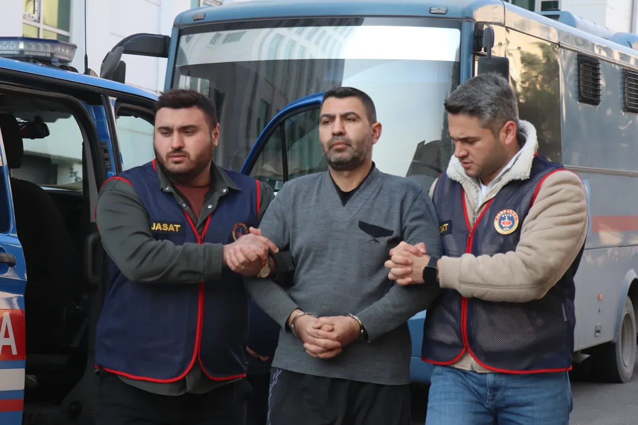 Akılalmaz oyun! MİT görevlisiyim diyerek kendisini işe aldırdı! Aralarında kamu görevlilerinin de olduğu onlarca kişiyi dolandırdı