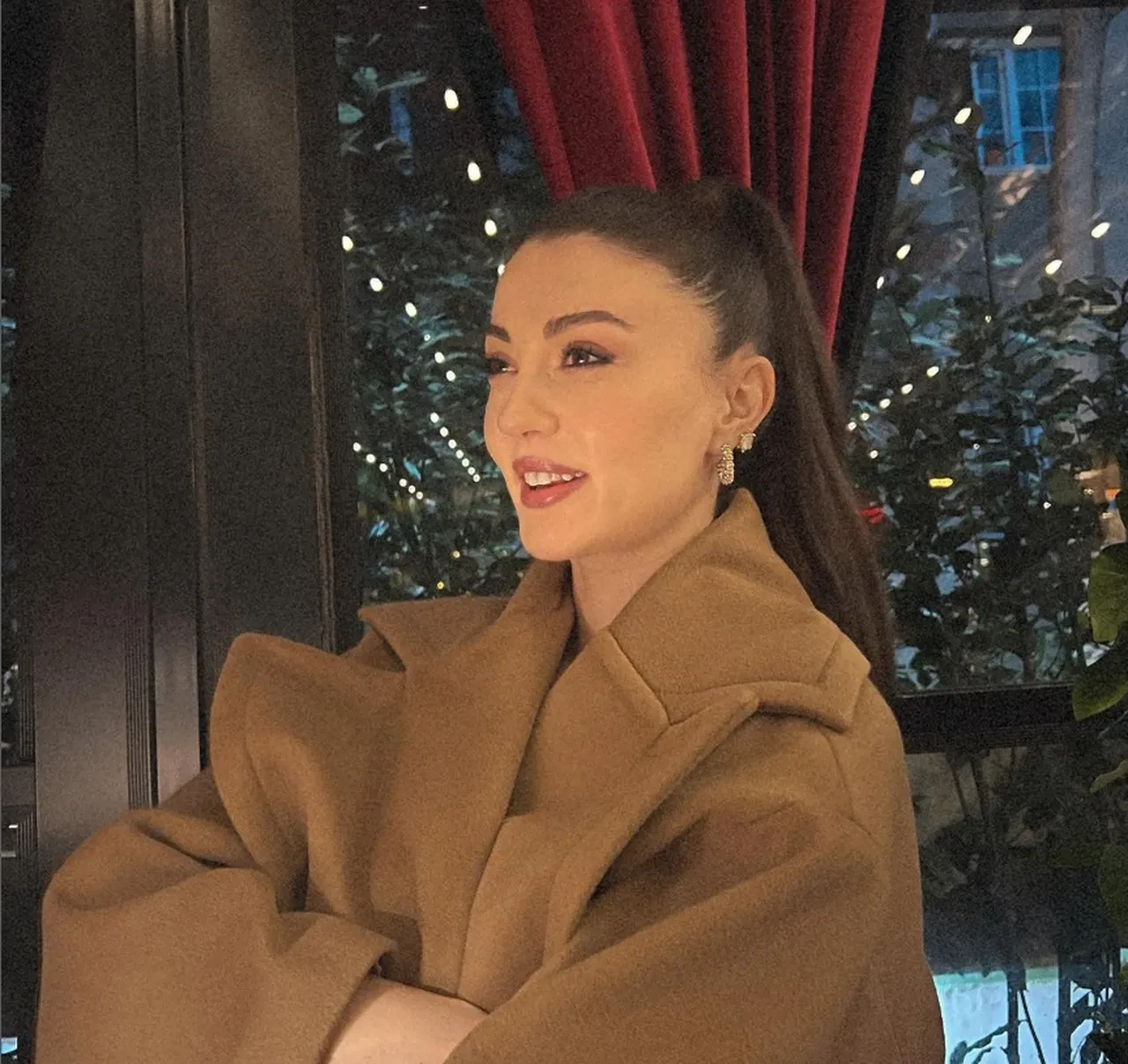 Burcu Özberk'in hayranlarını üzen haber! İngiltere'ye mi yerleşiyor?