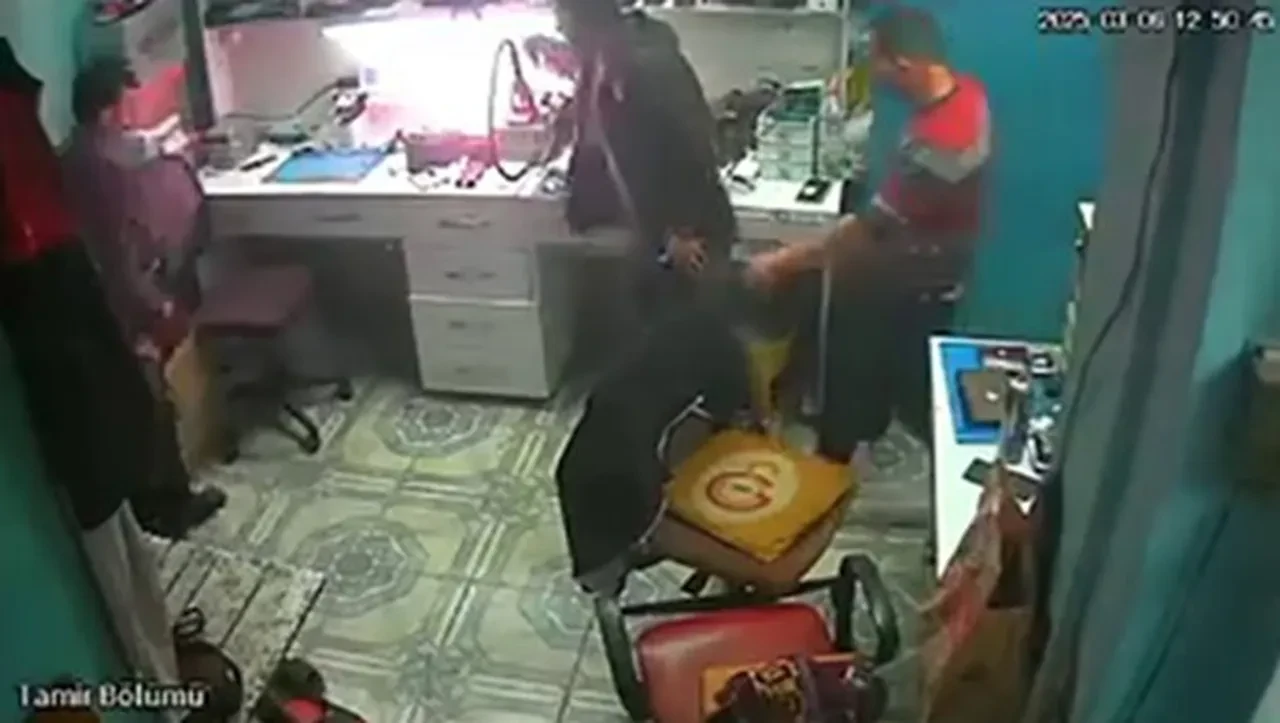 Cep telefonunun bataryası bomba gibi patladı