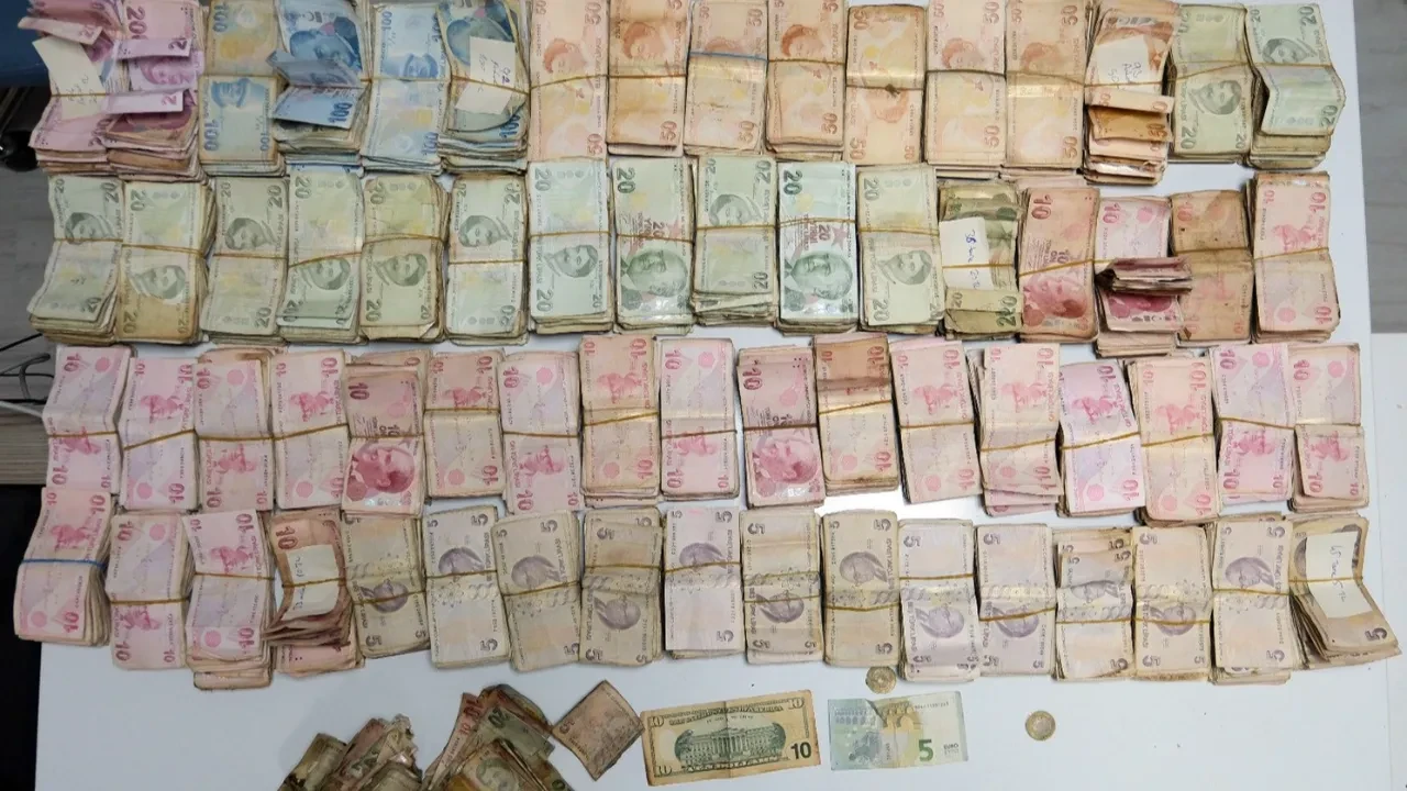 Dilencinin üzerinden tam 164 bin lira çıktı! 6 zabıta görevlisi say say bitiremedi 