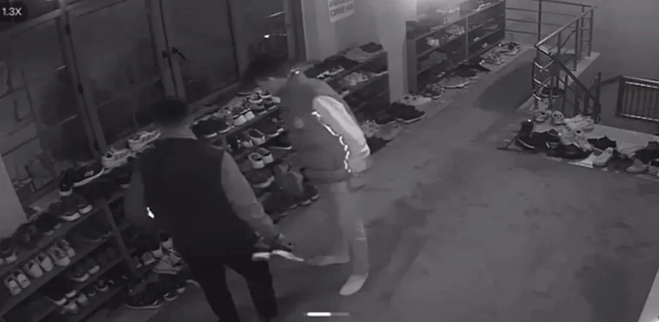 Hırsızlar ramazanı fırsat bildi! Cemaat namaza durdu, ayakkabılar saniyesinde gitti