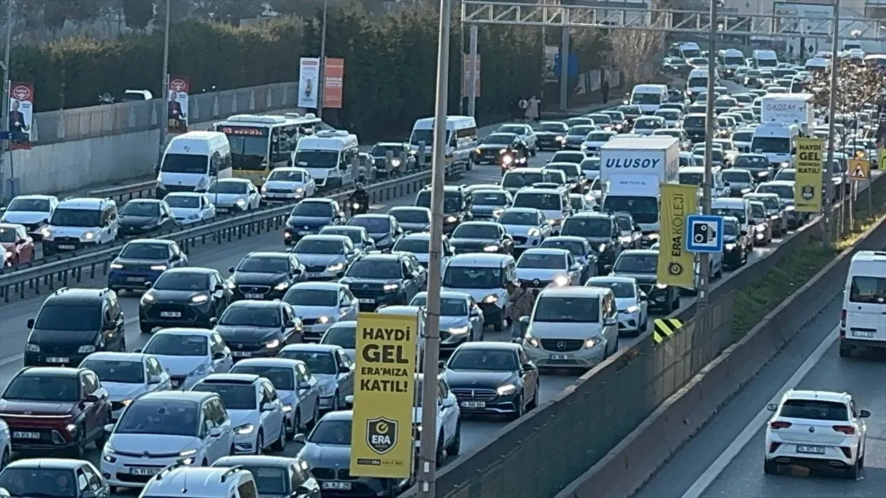 İstanbul trafiğinde iftar yoğunluğu! E-5'te kaos hâkim, her yer kilit