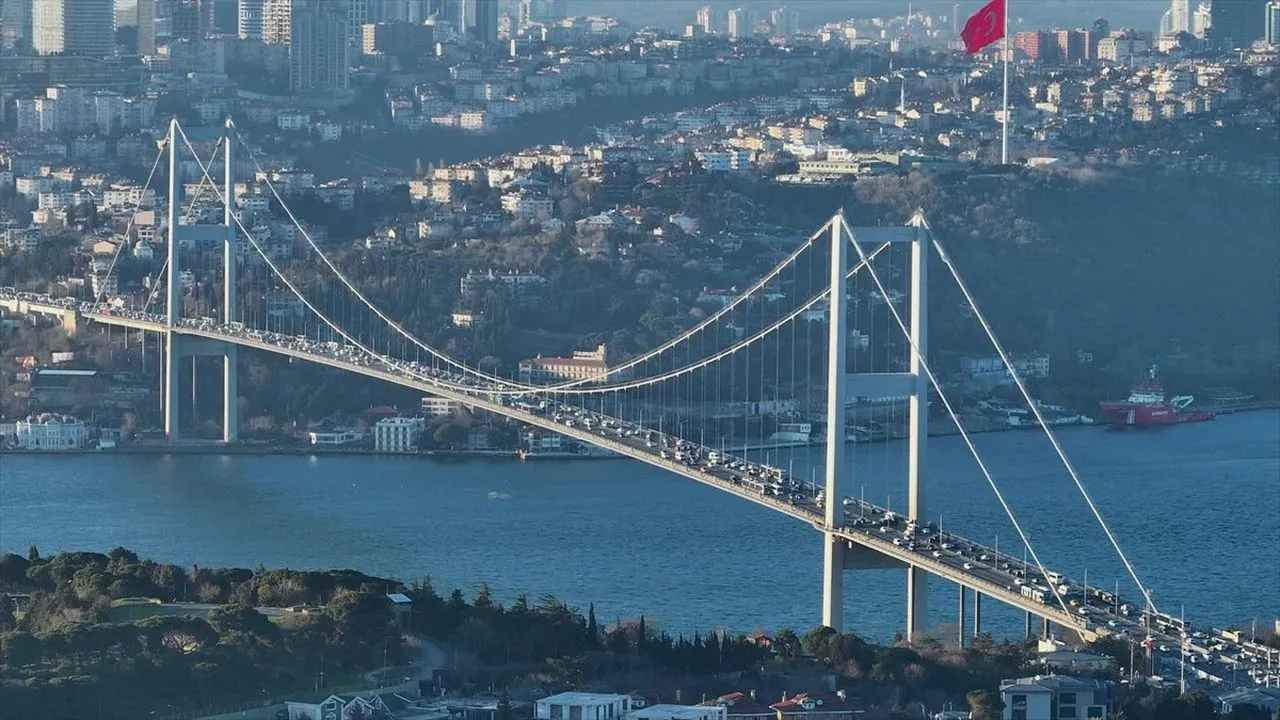 İstanbul trafiğinde iftar yoğunluğu! E-5'te kaos hâkim, her yer kilit