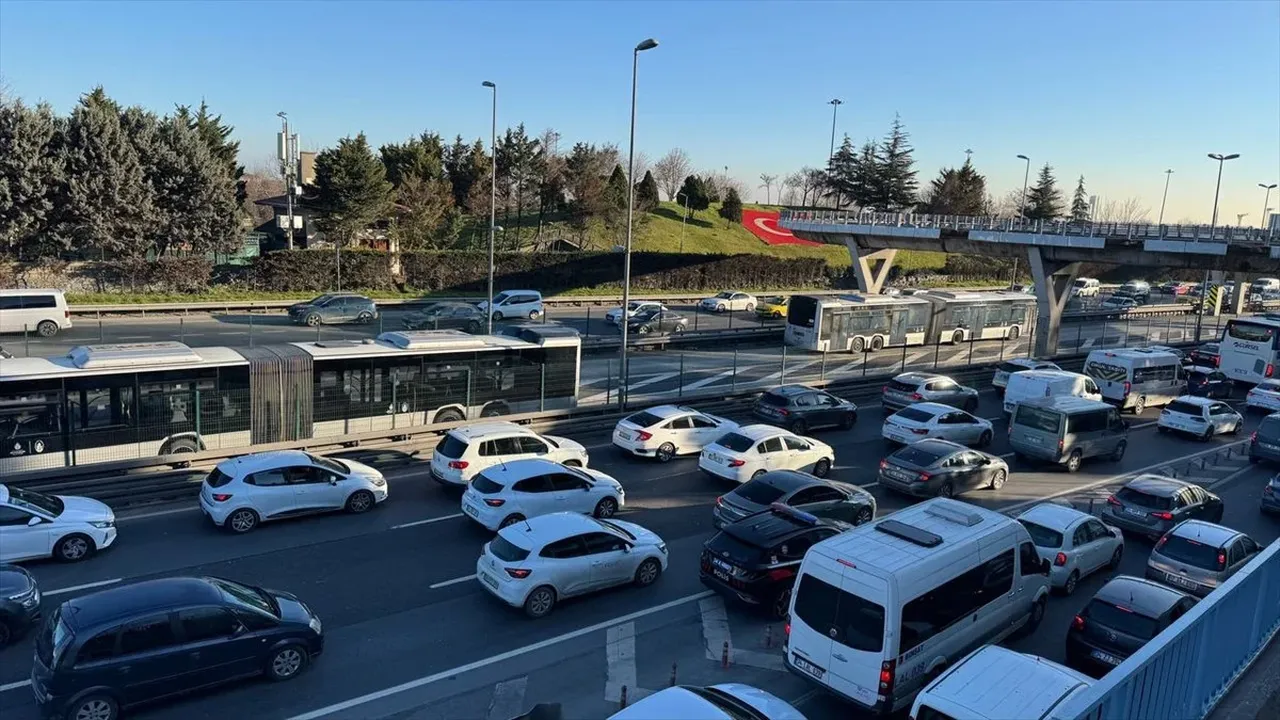 İstanbul trafiğinde iftar yoğunluğu! E-5'te kaos hâkim, her yer kilit