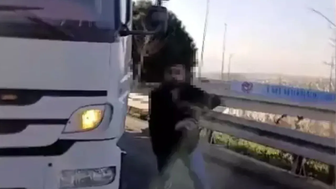 İstanbul trafiğinde tornavidalı dehşet anları kamerada!