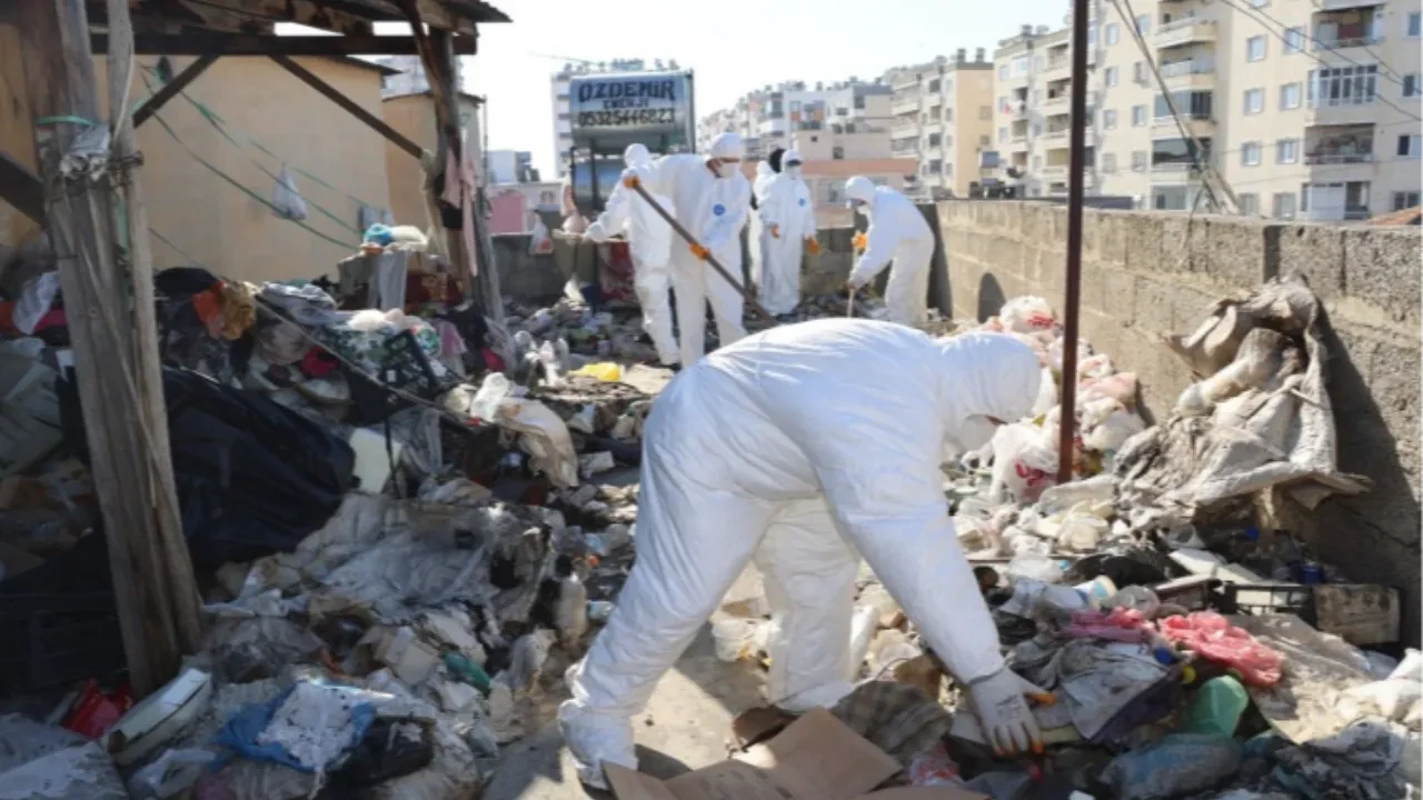 Kokudan durulmuyordu! Mersin'deki çöp ev şoke etti!