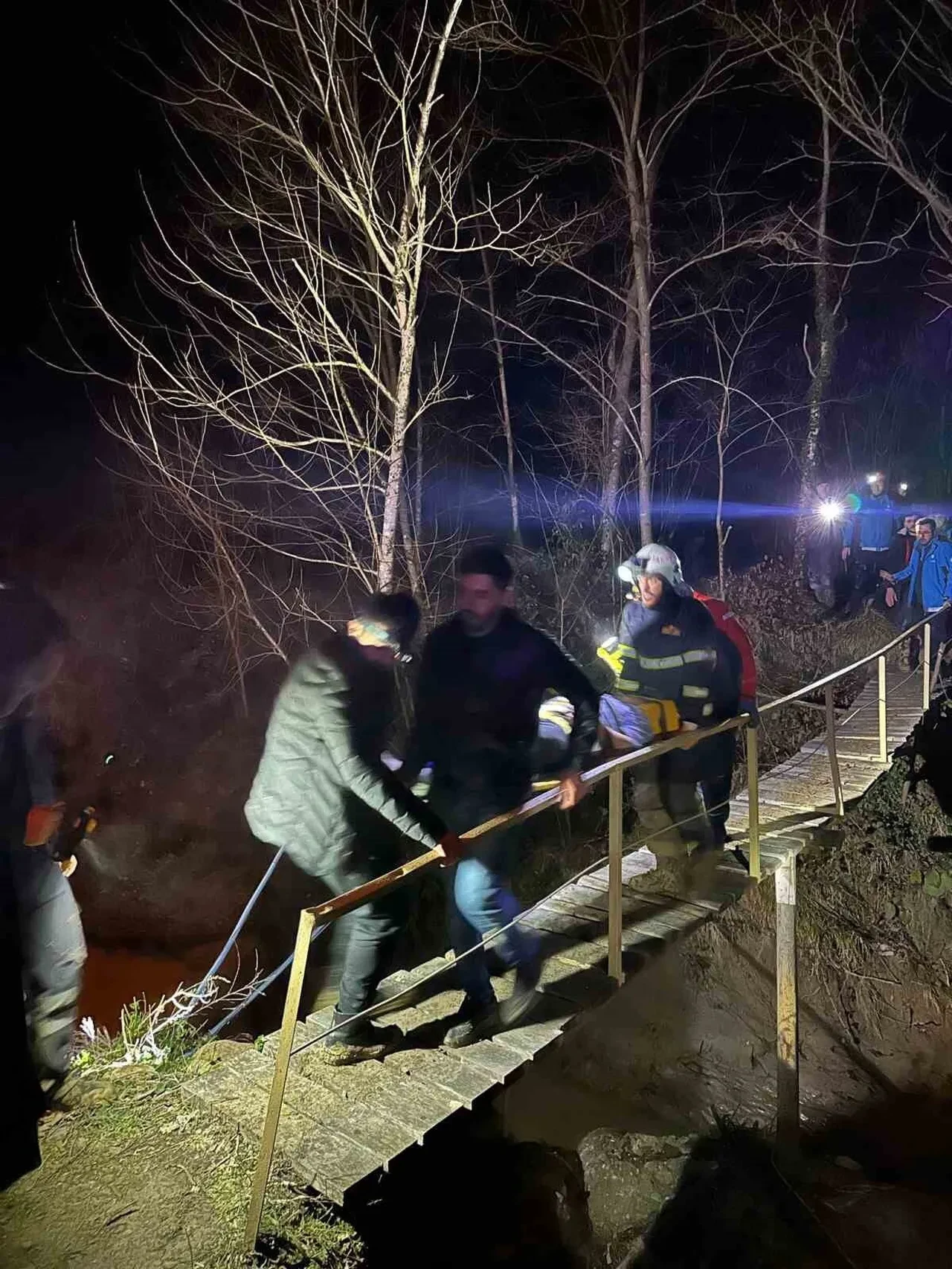 Sinop’ta heyelan faciası: 3 ev yıkıldı, göçük altında kalanlar kurtarıldı