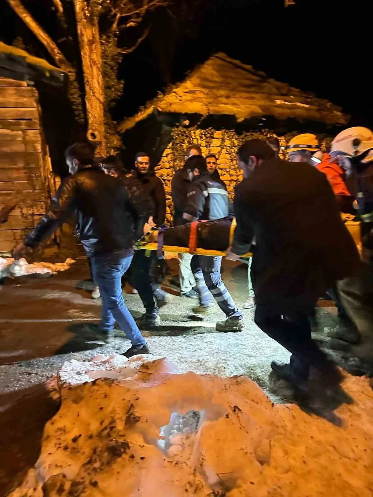 Sinop’ta heyelan faciası: 3 ev yıkıldı, göçük altında kalanlar kurtarıldı