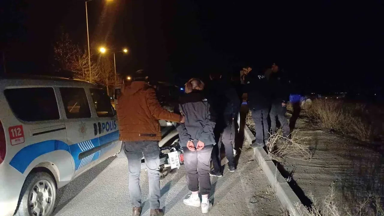 Çorum’da hareketli dakikalar: Motosiklet sürücüsü kaçtı, polis kovaladı! O anlar kamerada