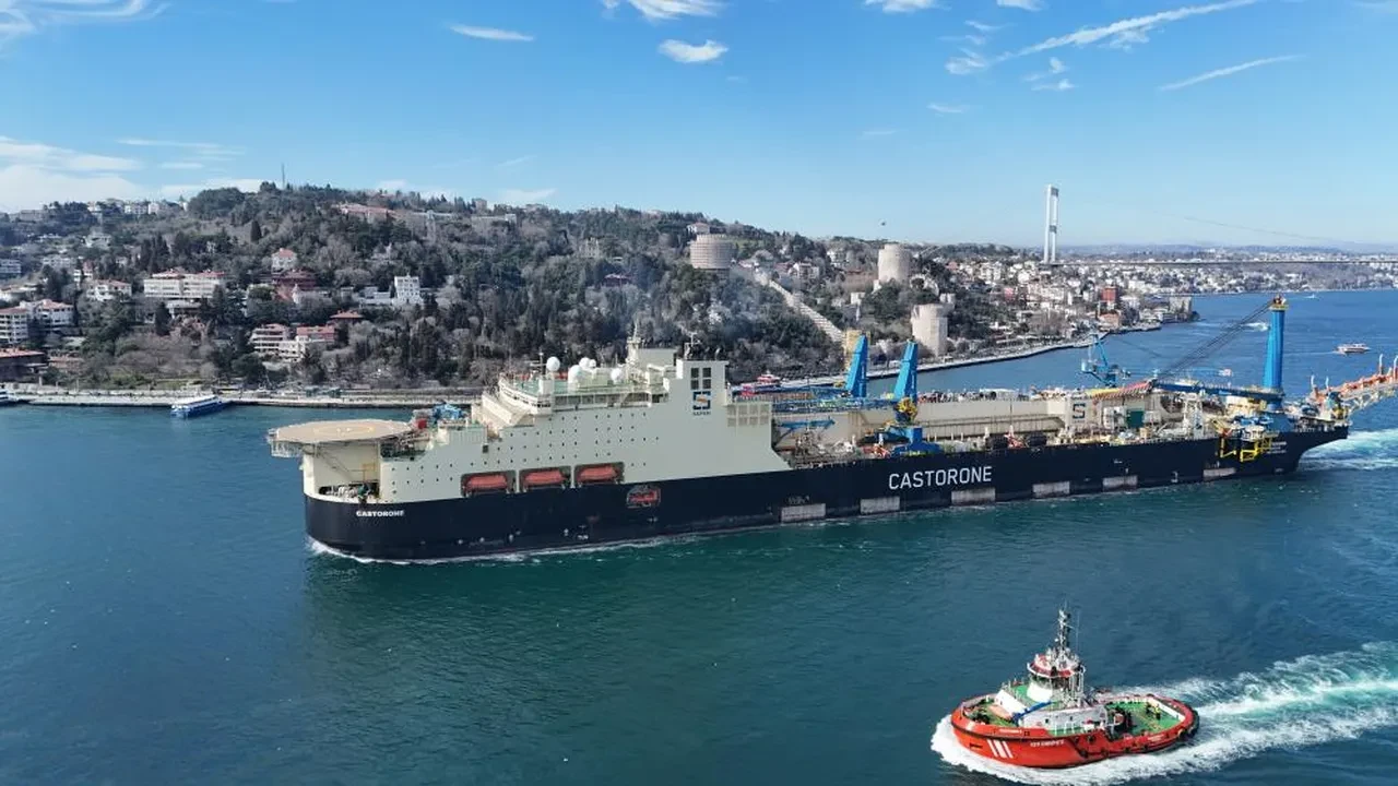 İstanbul Boğazı'nda geniş güvenlik önlemi! Dev gemi böyle geçti