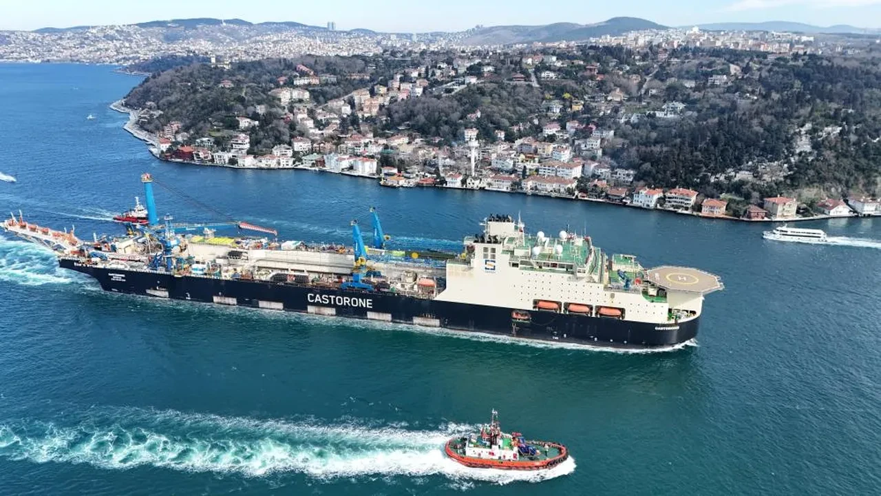 İstanbul Boğazı'nda geniş güvenlik önlemi! Dev gemi böyle geçti