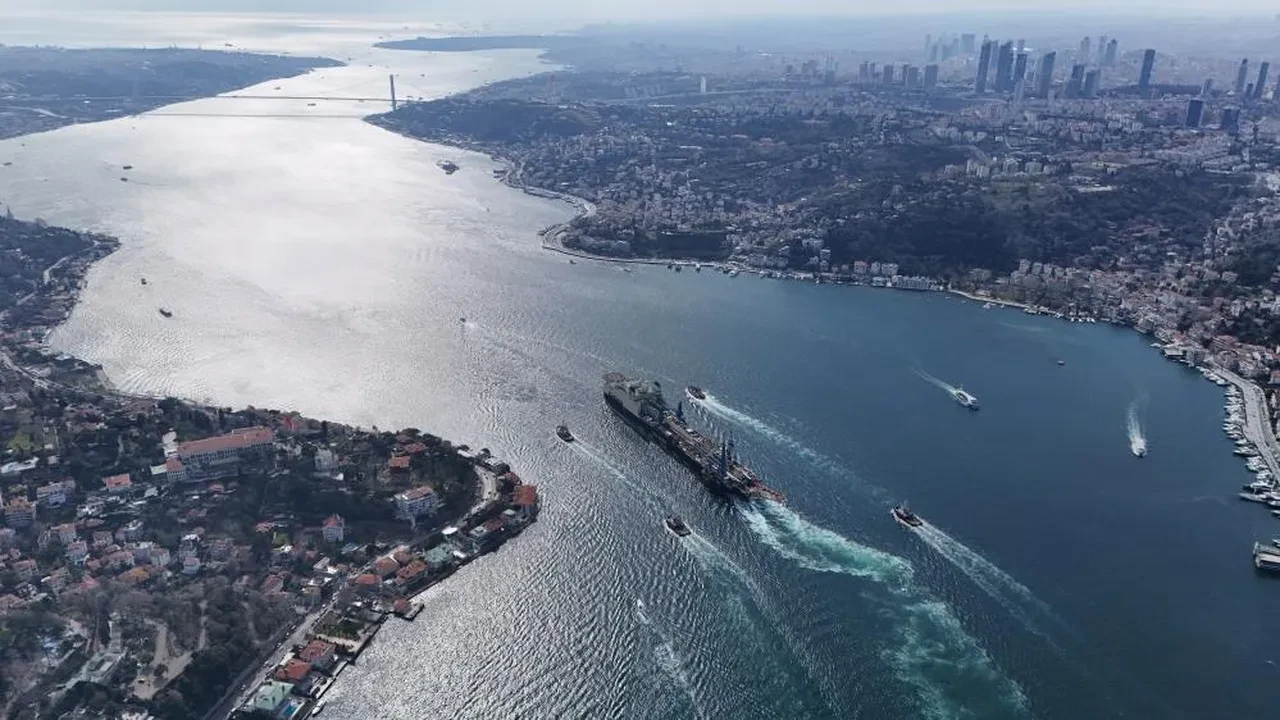 İstanbul Boğazı'nda geniş güvenlik önlemi! Dev gemi böyle geçti