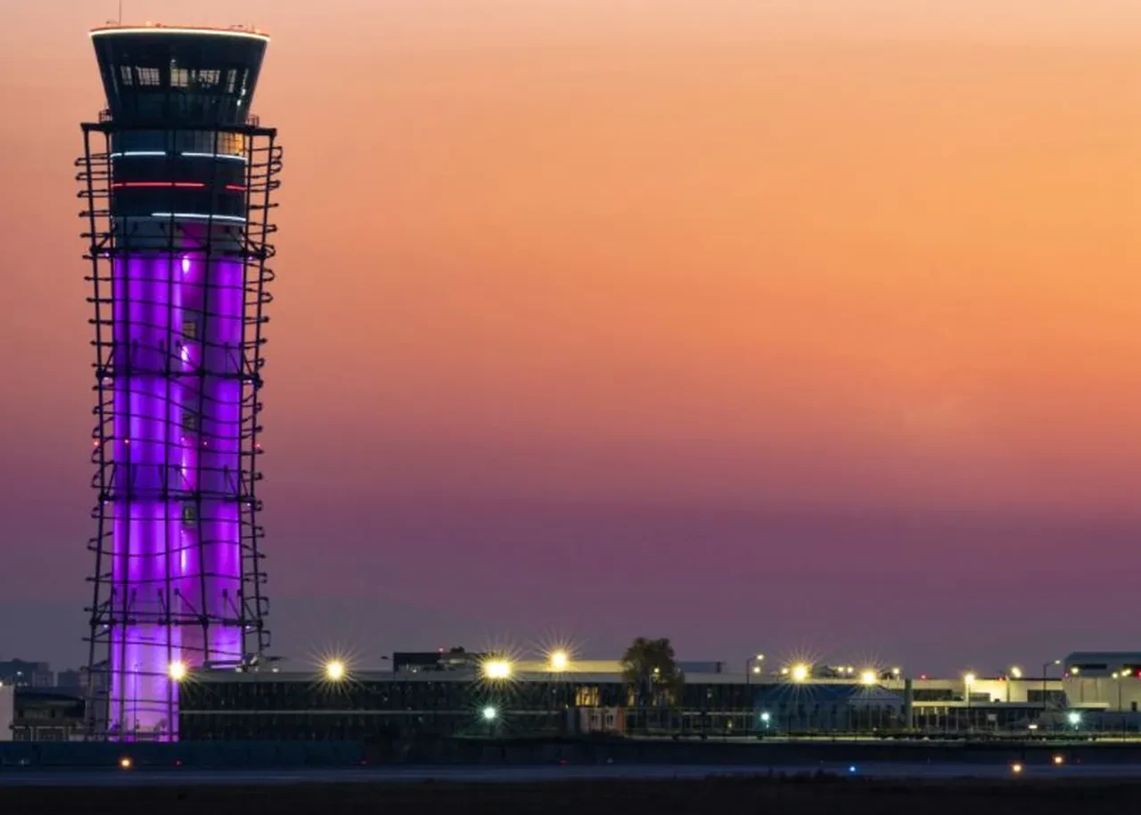 Sabiha Gökçen'de 8 Mart'a özel ışıklandırma