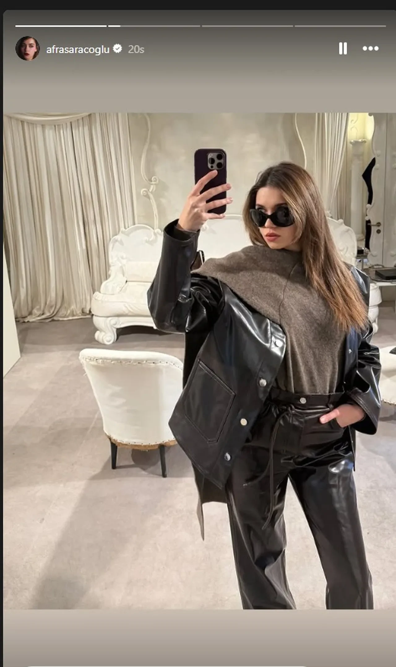 Afra Saraçoğlu Paris'ten ilk fotoğrafını paylaştı 