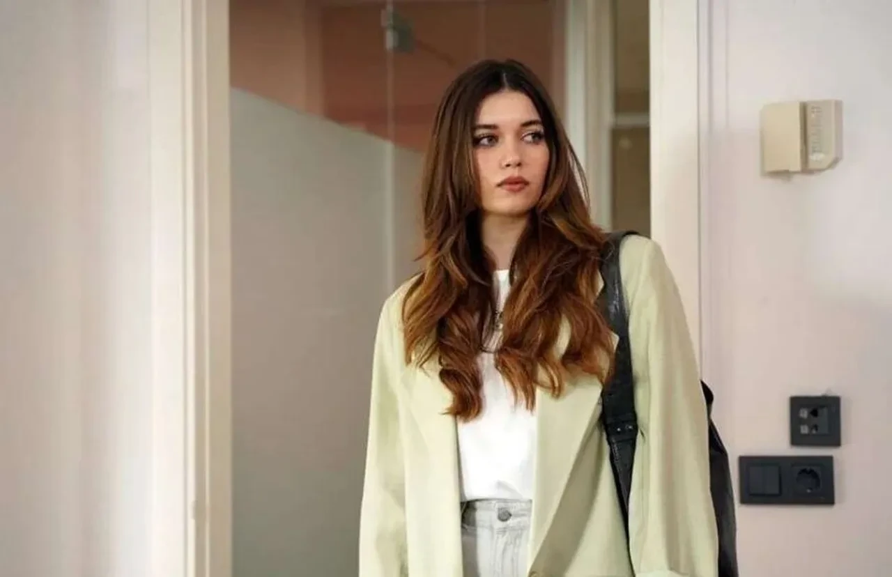 Afra Saraçoğlu Paris'ten ilk fotoğrafını paylaştı 