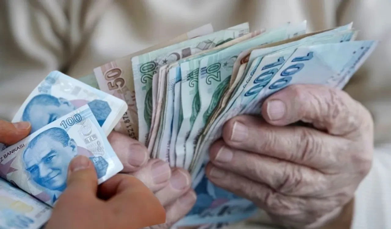 Emekli bayram ikramiyesi ne kadar olacak? Cumhurbaşkanı Erdoğan talimat verdi! İşte bayram ikramiyesi için masadaki 3 farklı rakam