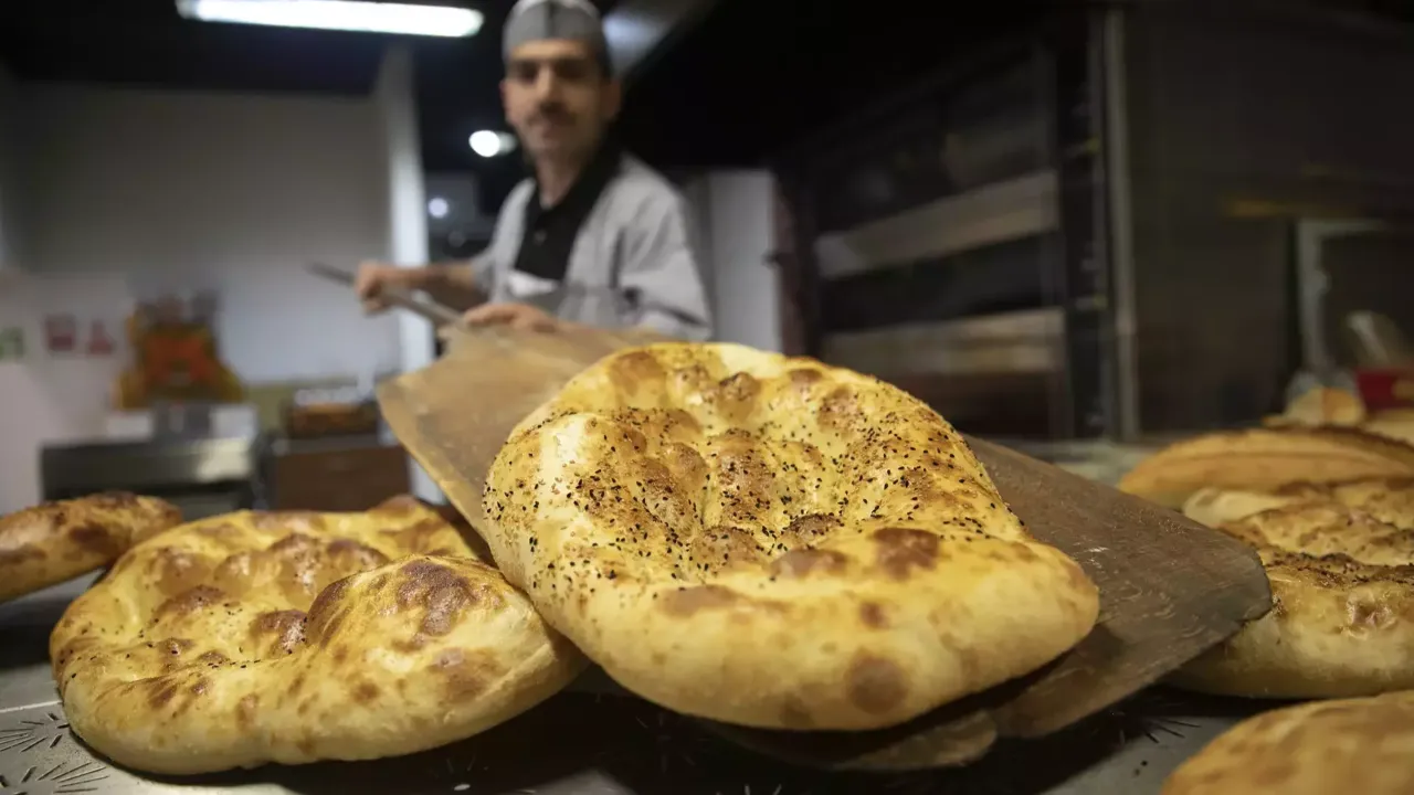 İftarda pideyi sıcak yiyenler dikkat! Uzmanlardan uyarı geldi