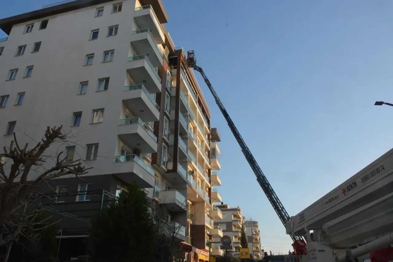 İzmir’de apartmanda yangın paniği!