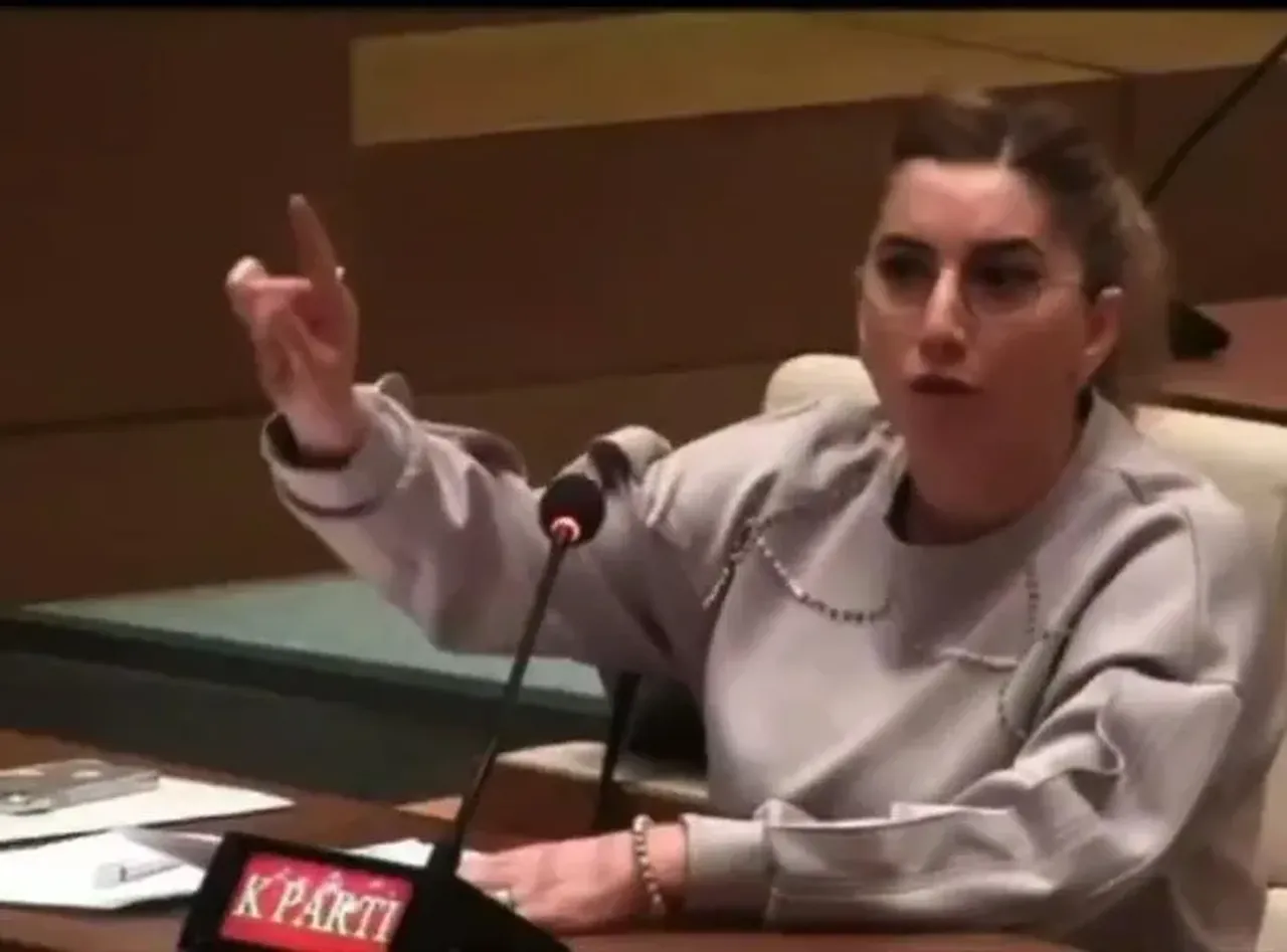 Kadıköy'de AK Parti'li kadın meclis üyesini konuşturmayan CHP'li başkan disipline sevk edildi