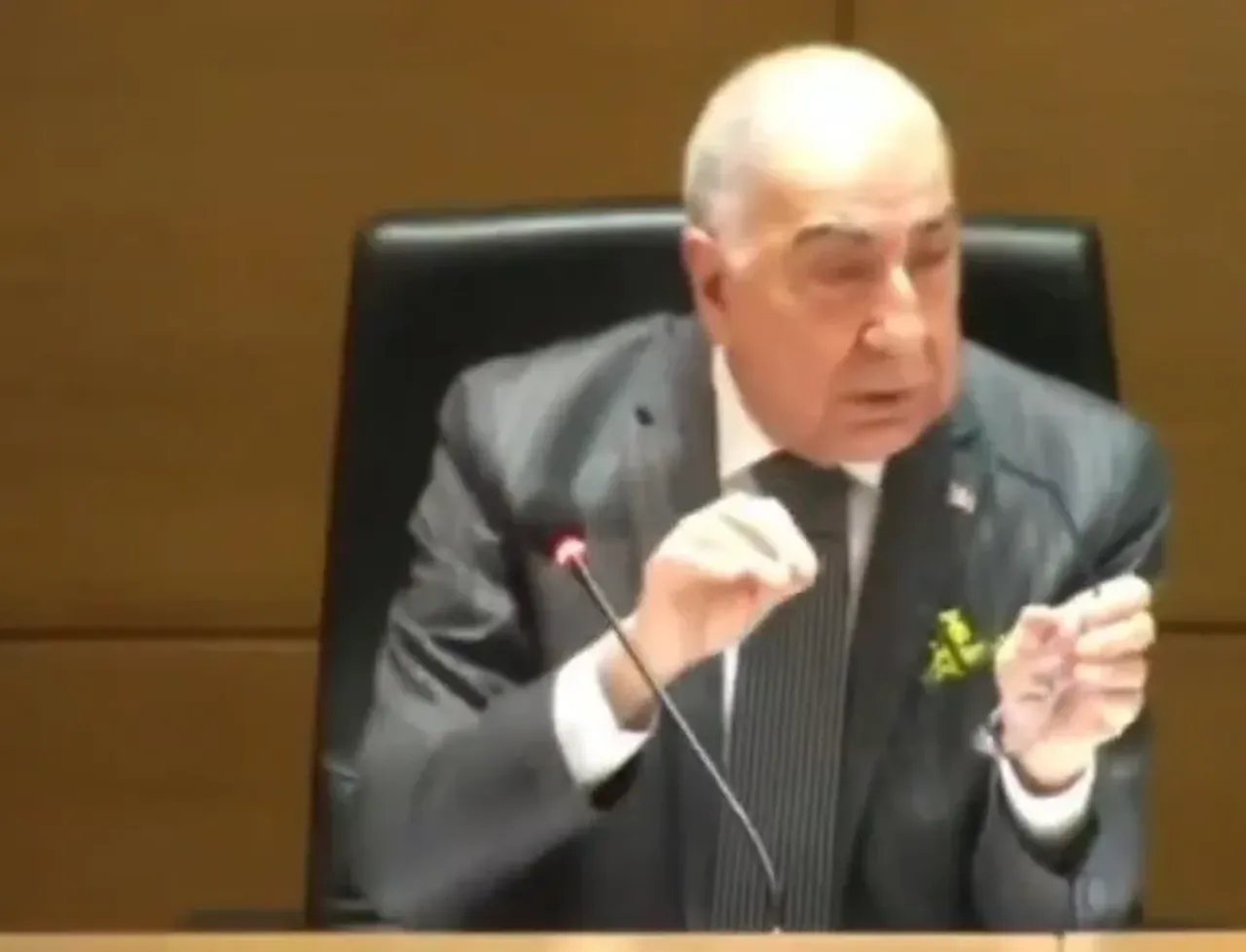 Kadıköy'de AK Parti'li kadın meclis üyesini konuşturmayan CHP'li başkan disipline sevk edildi