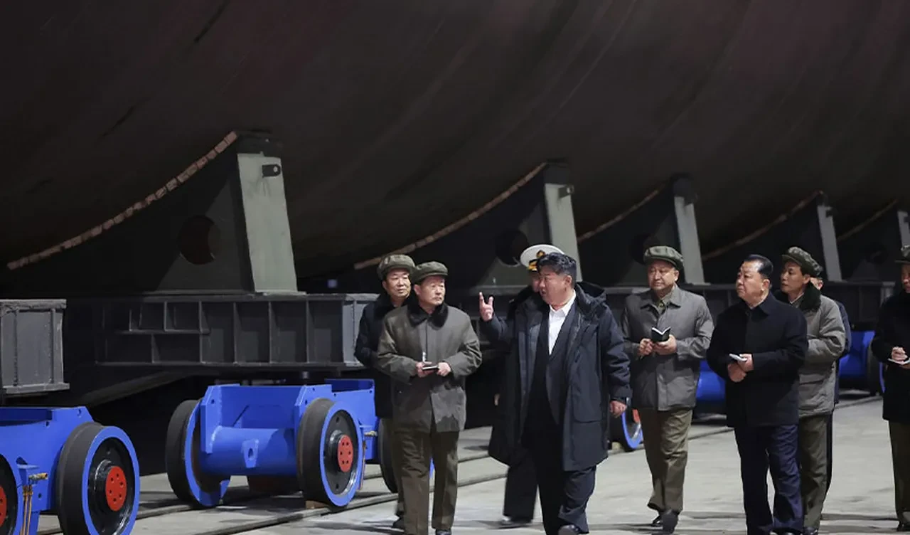 Kuzey Kore'den dünyaya gözdağı! Nükleer denizaltının ilk fotoğraflarını yayınladı