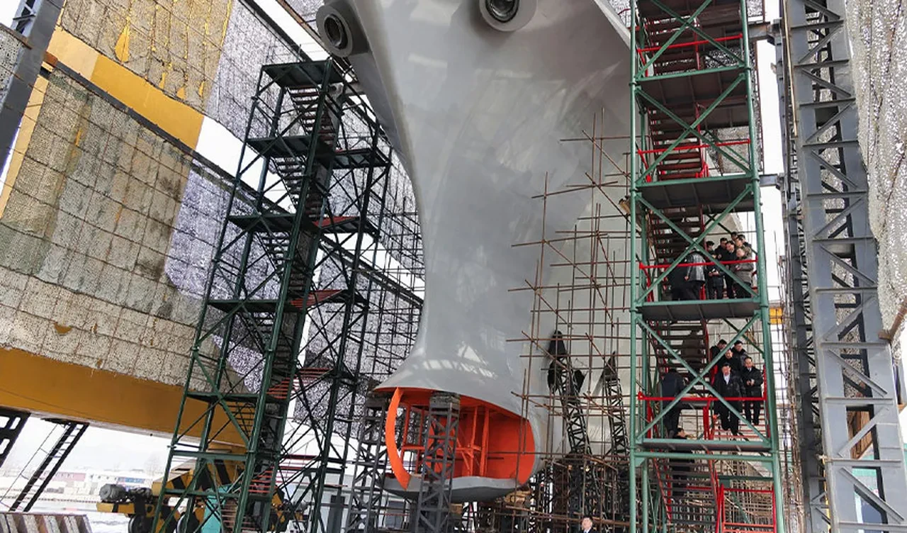 Kuzey Kore'den dünyaya gözdağı! Nükleer denizaltının ilk fotoğraflarını yayınladı