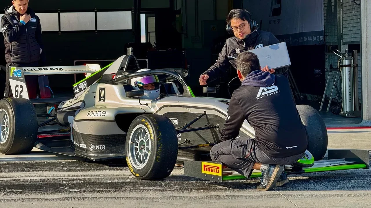 Sena Savaşer ile Kadınlar Günü özel röportajı: Türkiye'nin ilk kadın Formula Pilotu