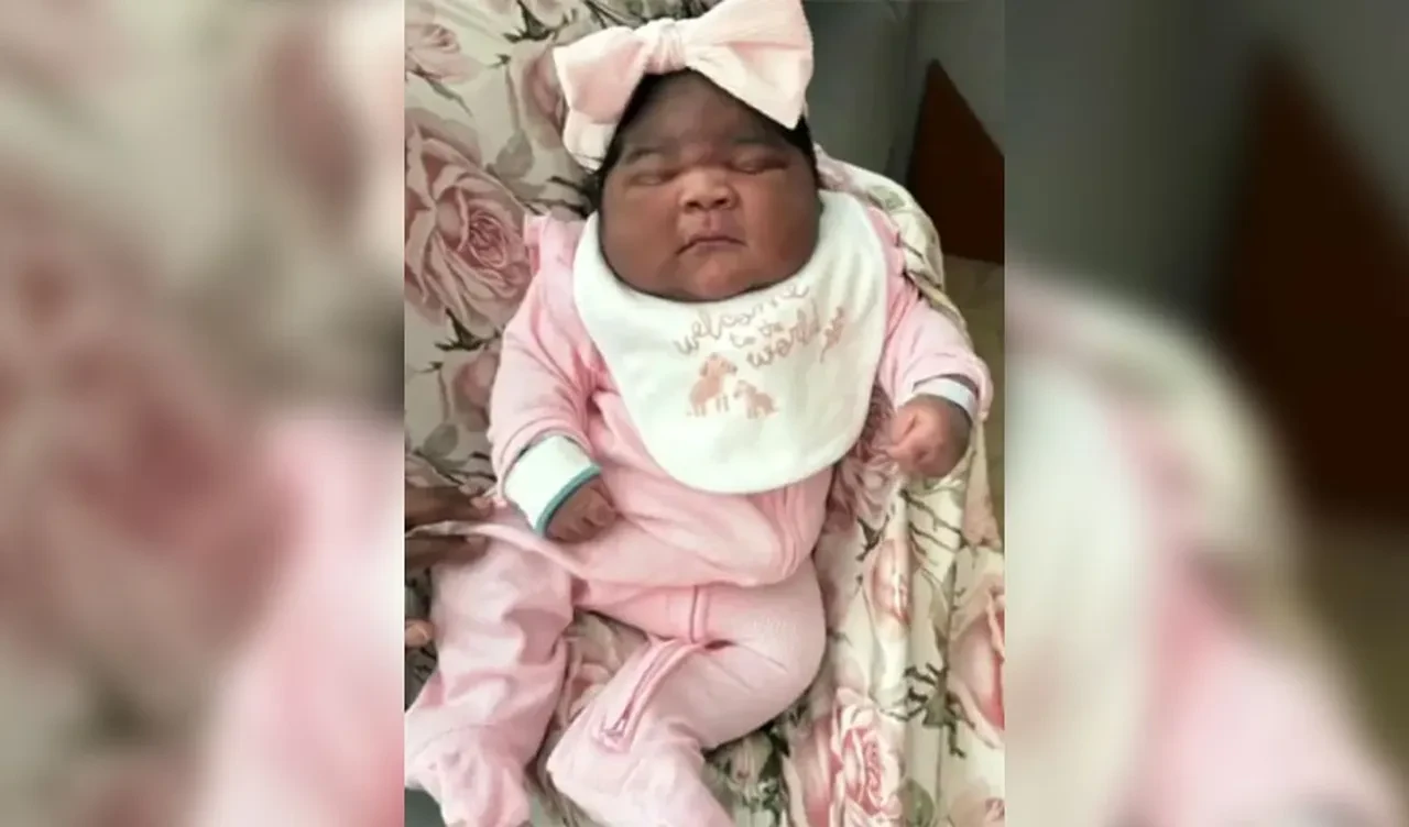 Yenidoğan bebeğini görünce ağlamaya başladı! 16 günlük ama 6 aylık kıyafetleri giyiyor