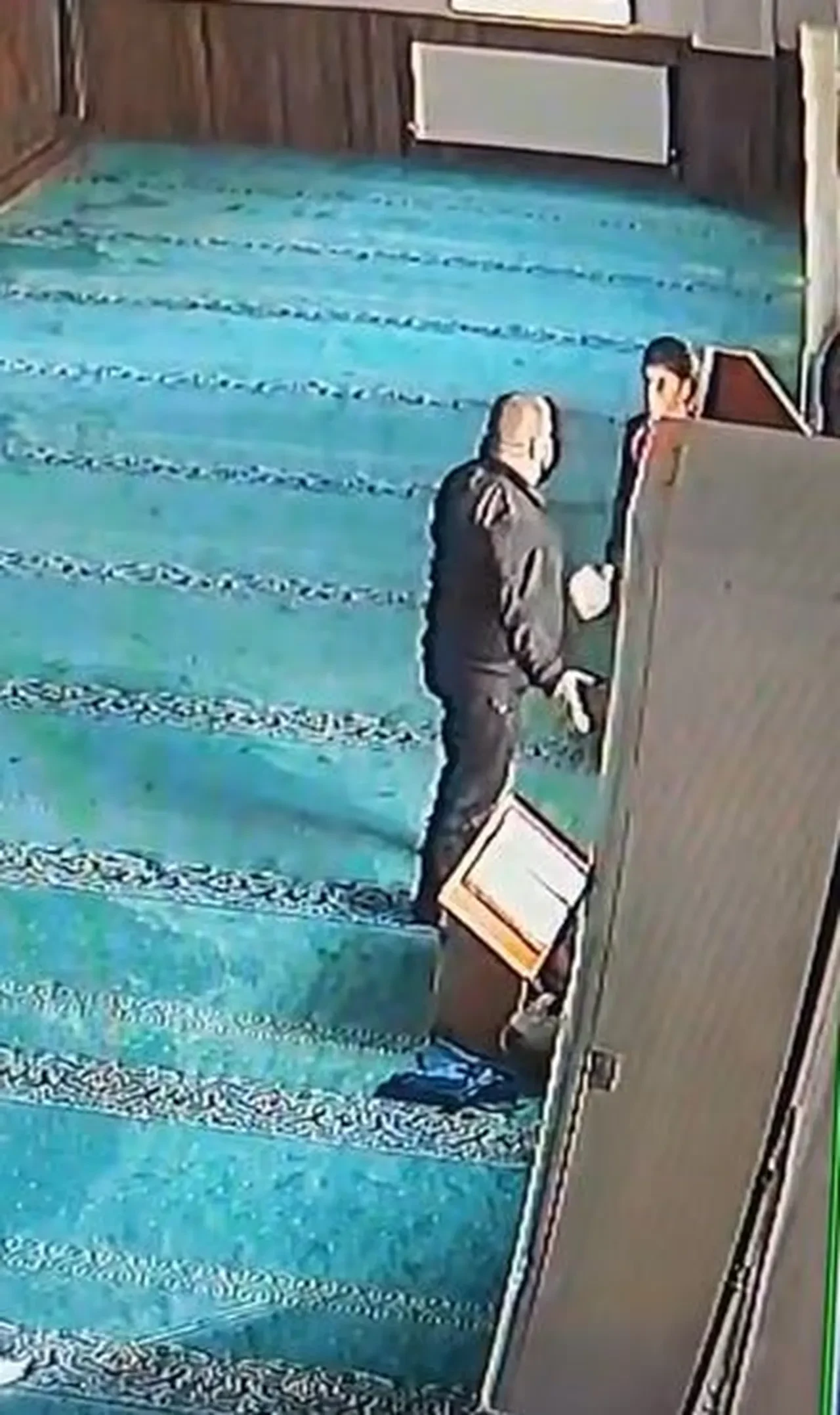 13 yaşındaki hafızı cami içinde korkunç şekilde darp etti! O anlar kamerada 