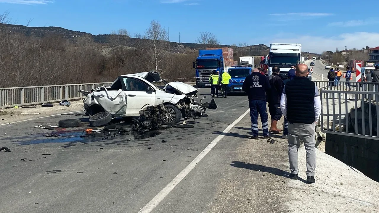 Bariyerlere çarpan otomobil hurdaya döndü! Feci kazada sürücü hayatını kaybetti