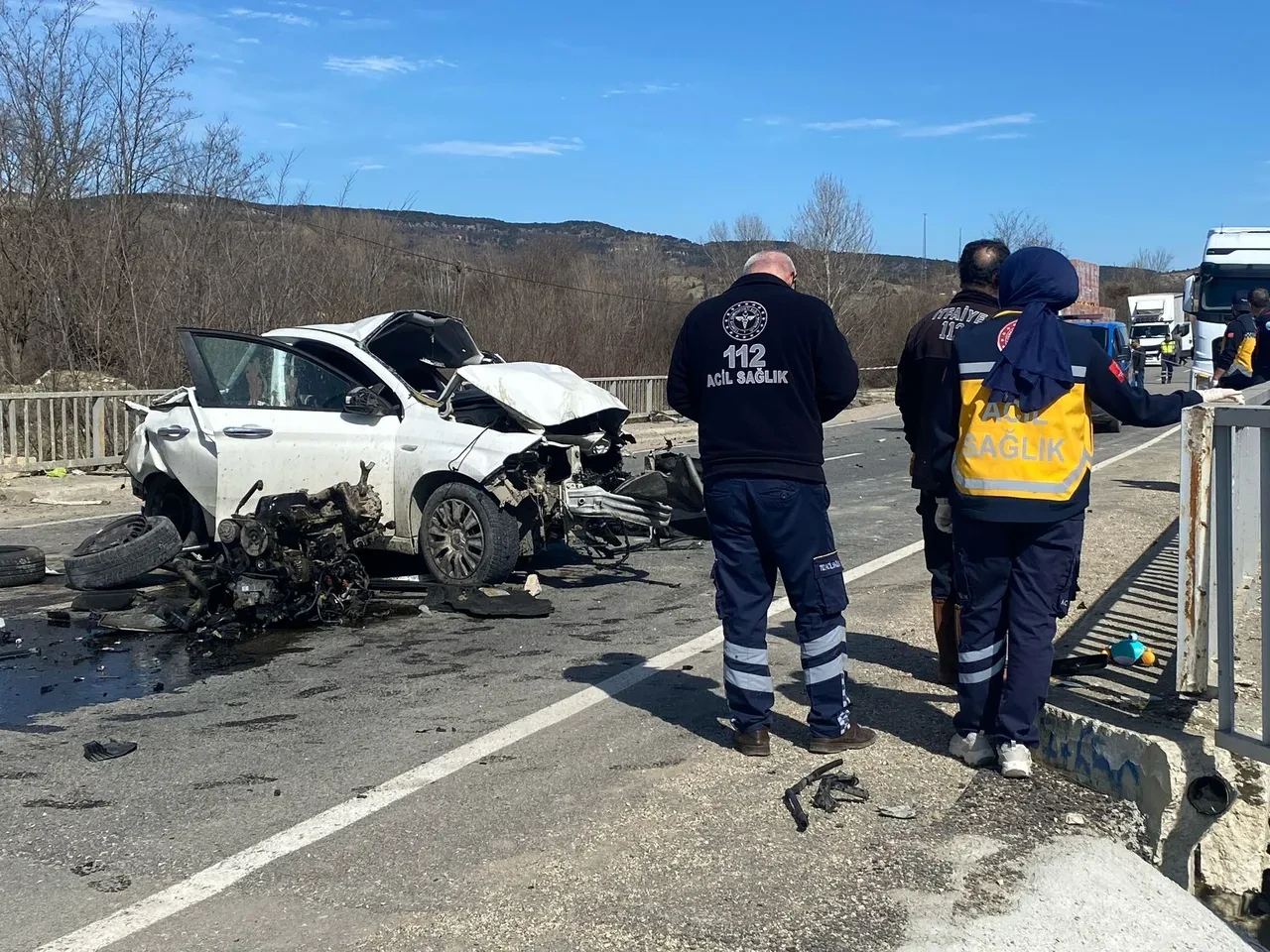 Bariyerlere çarpan otomobil hurdaya döndü! Feci kazada sürücü hayatını kaybetti