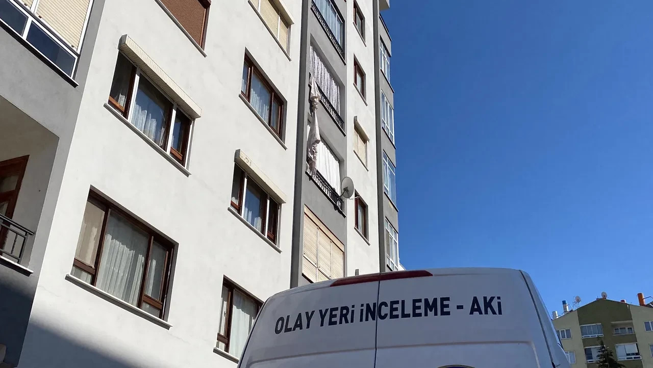 Çarşafları birbirine bağladı, alt kata inmek isteyen genç kız 4. kattan düştü