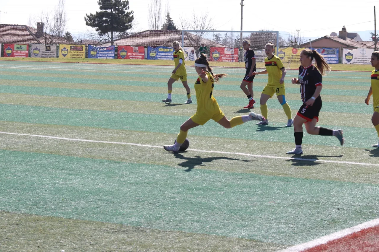 Cezalı kadın teknik direktörden otobüs üstünde taktik! O anlar viral oldu, Fatih Terim’e benzetildi