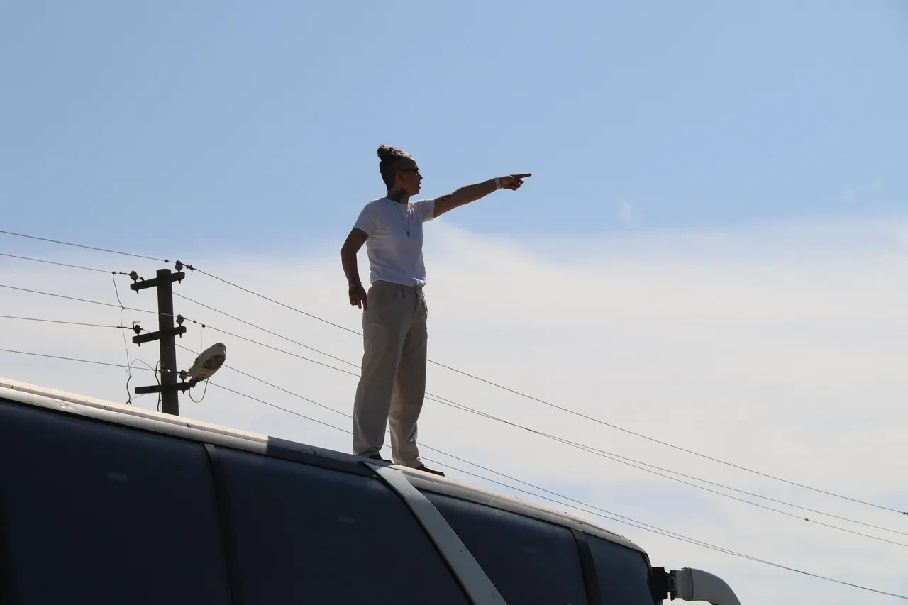 Cezalı kadın teknik direktörden otobüs üstünde taktik! O anlar viral oldu, Fatih Terim’e benzetildi