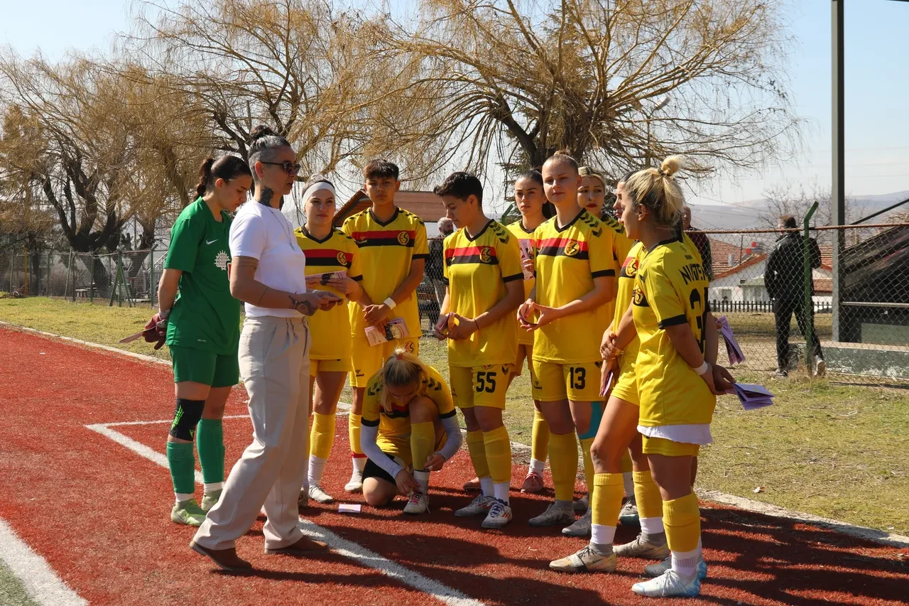 Cezalı kadın teknik direktörden otobüs üstünde taktik! O anlar viral oldu, Fatih Terim’e benzetildi