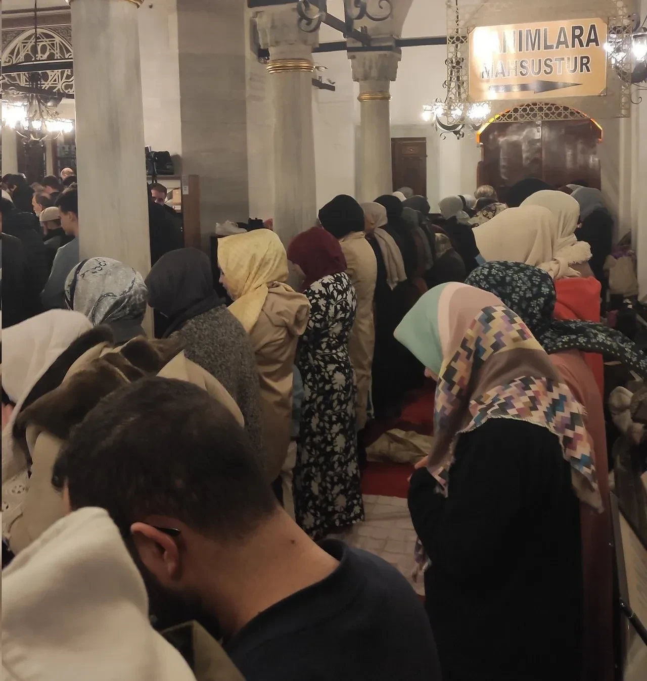 Kadın-erkek aynı safta teravih namazı kılmıştı! Tepki çeken görüntülere inceleme başlatıldı 