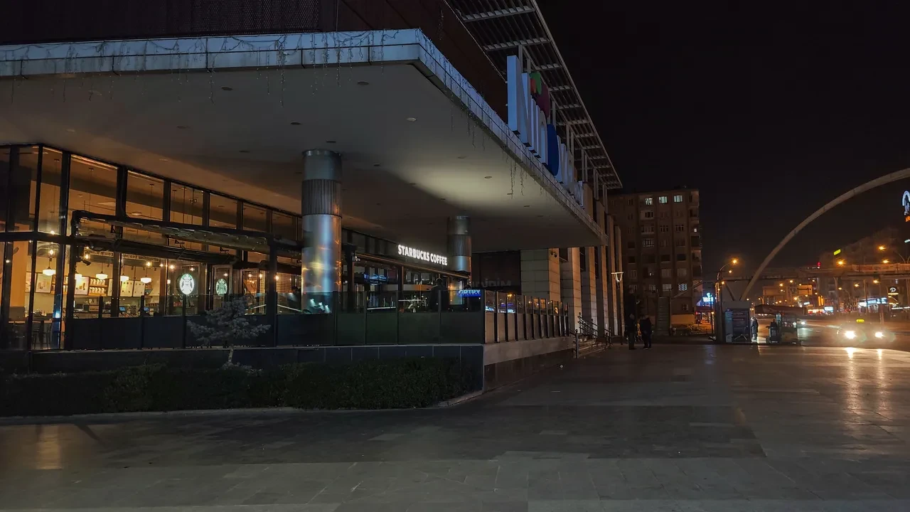 Kafede kahve içerken erkek şiddetinin kurbanı oldu