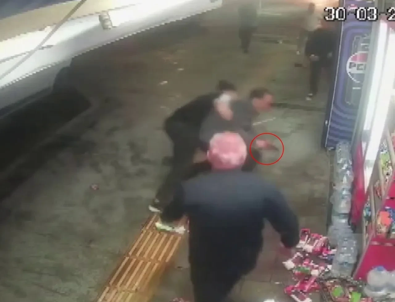 Böyle vahşet görülmedi! İki kişiyi tekel bayisinde öldüresiye dövdüler: Görüntüler kan dondurdu