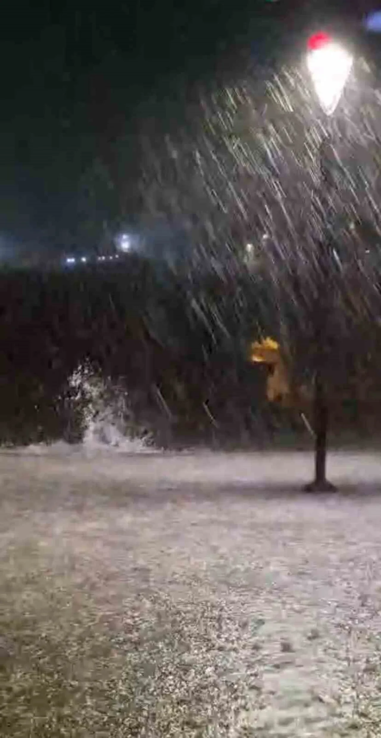 Çeşme’de şimşekler geceyi aydınlattı