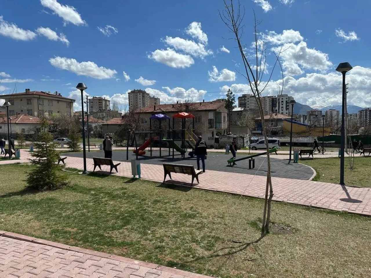 Çocuk parkında korkunç cinayet! Göğsünden bıçaklayıp kaçtılar