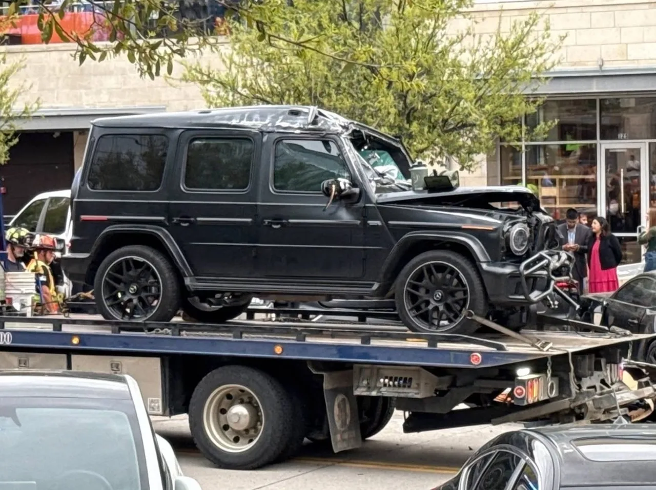 Dayanıklılığıyla öne çıkan Tesla Cybertruck, kazada ortadan ikiye bölündü