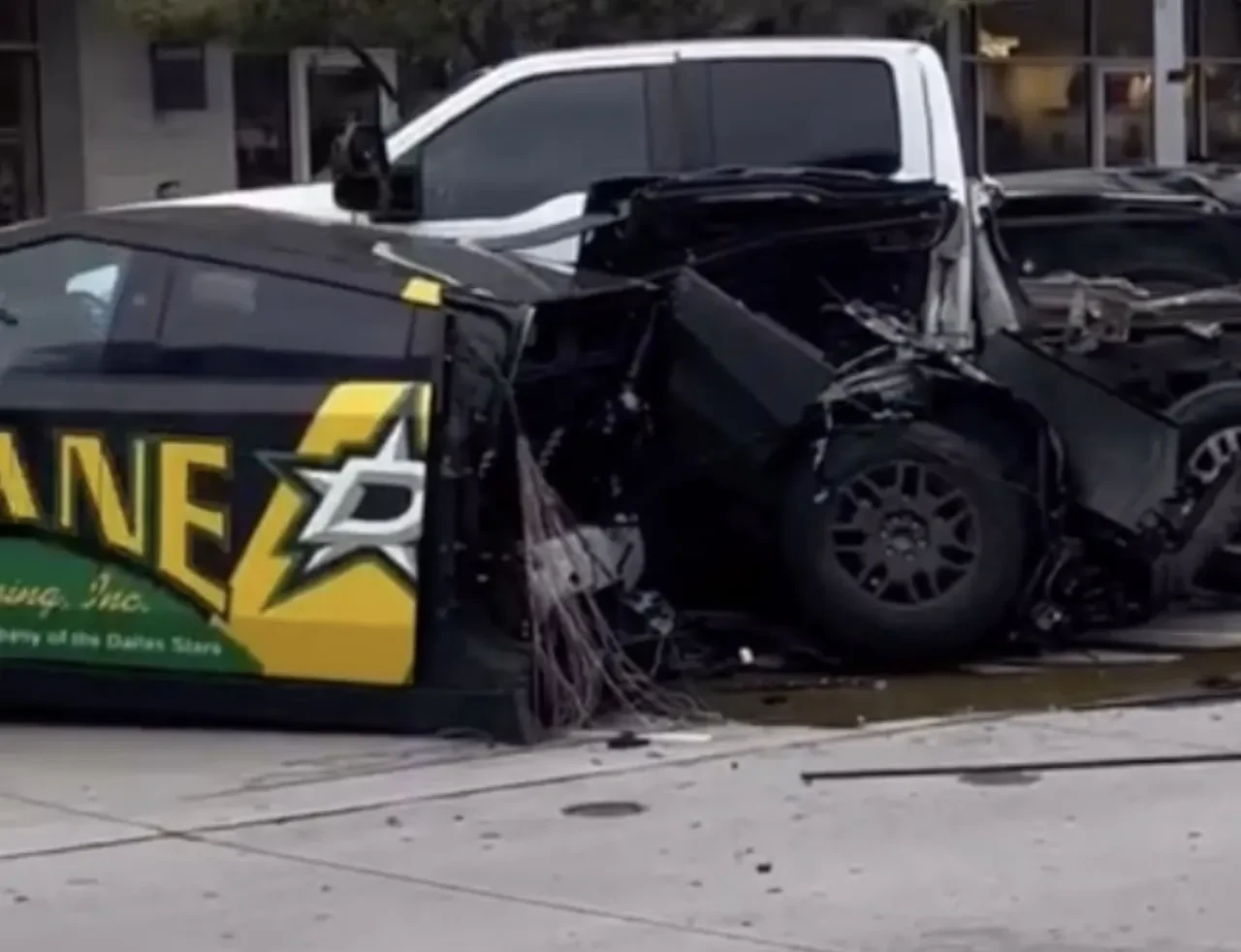 Dayanıklılığıyla öne çıkan Tesla Cybertruck, kazada ortadan ikiye bölündü