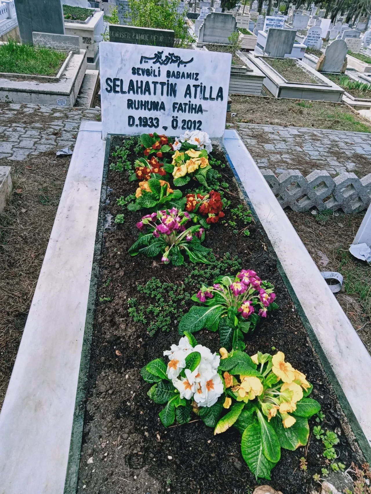 Erdal Beşikçioğlu’ndan mezar taşı skandalı! Babasının mezarına gelince şoke oldu: 'Hesabını soracağım' 