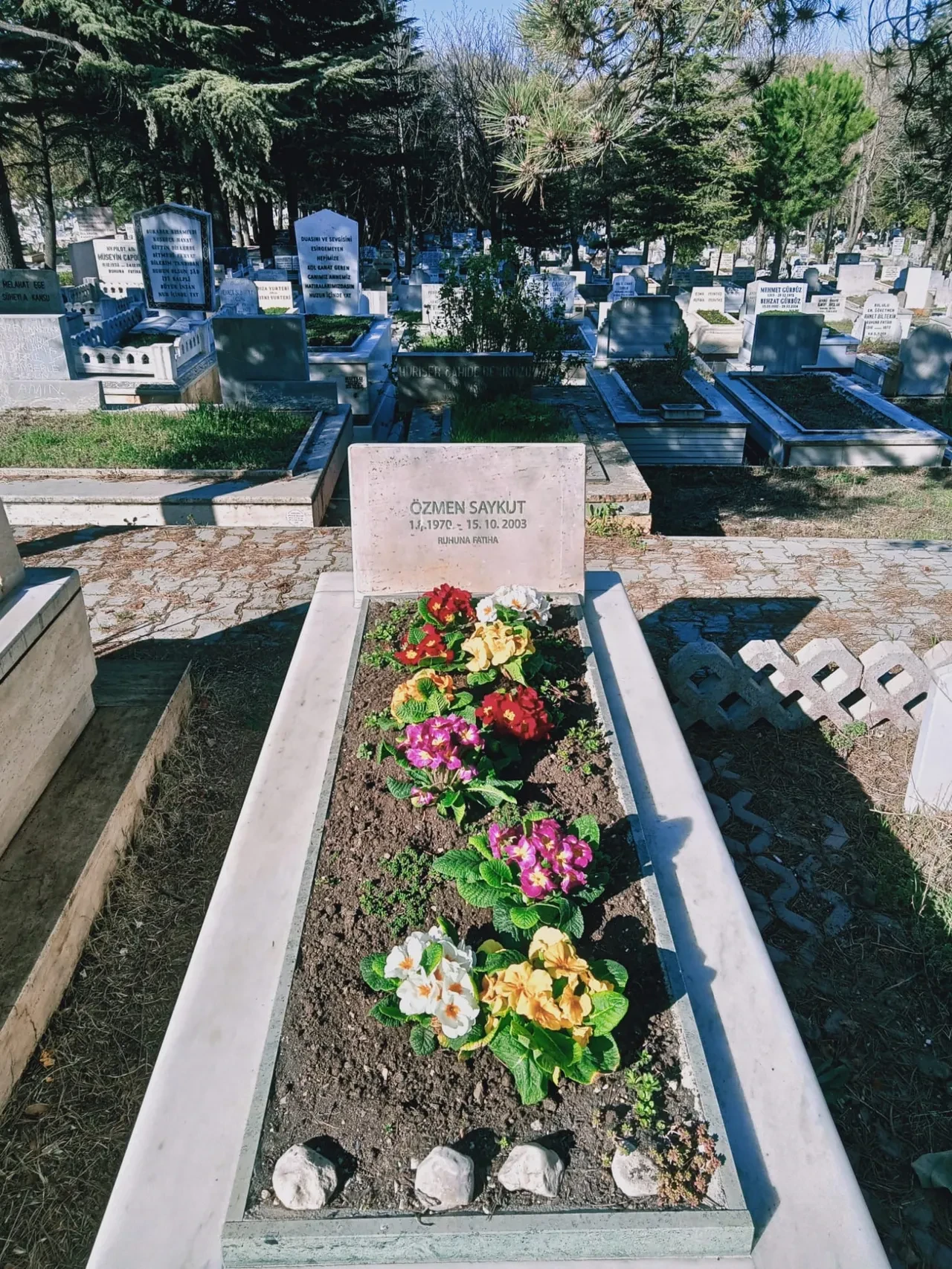 Erdal Beşikçioğlu’ndan mezar taşı skandalı! Babasının mezarına gelince şoke oldu: 'Hesabını soracağım' 