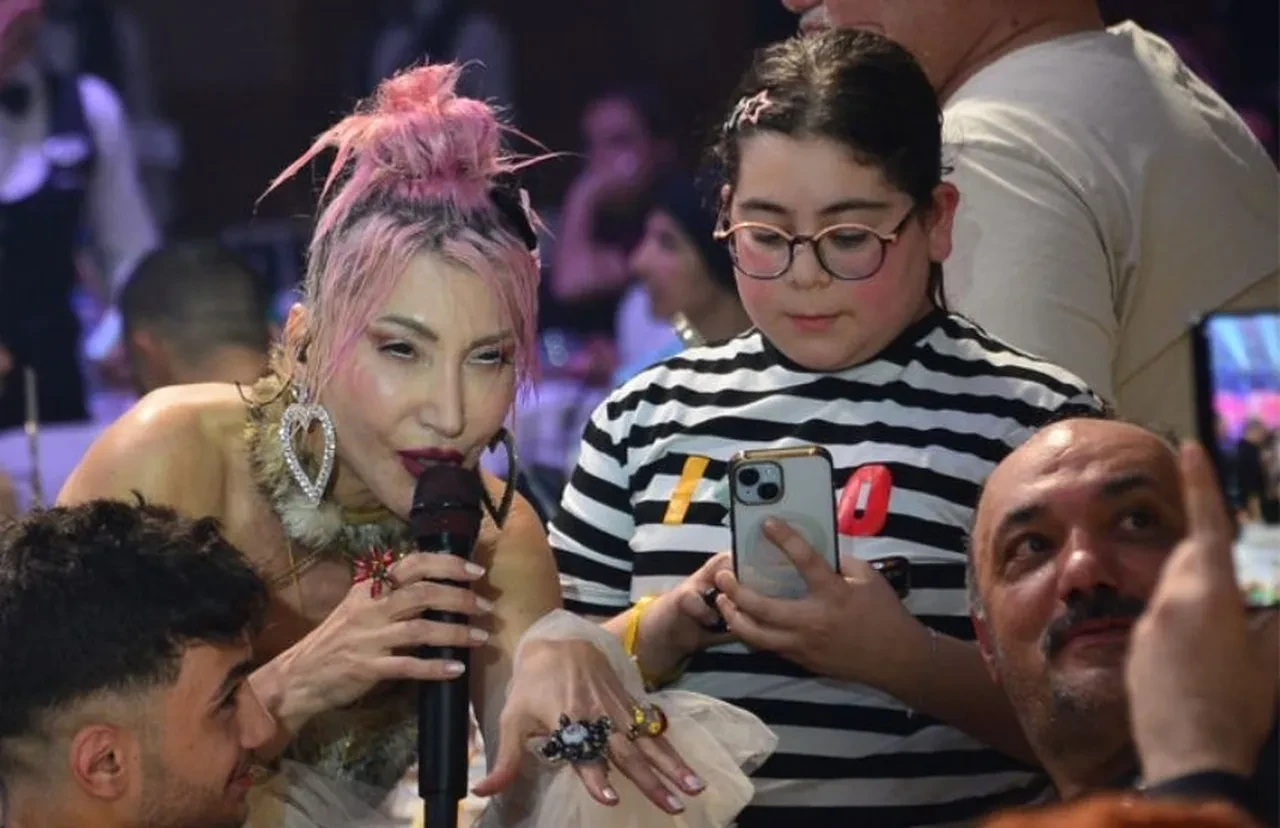 Hande Yener "Abla" diyen hayranına sinirlendi